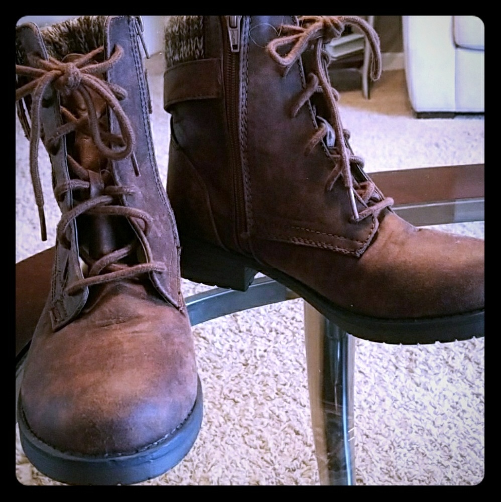 Size 8.5 combat boots Brown